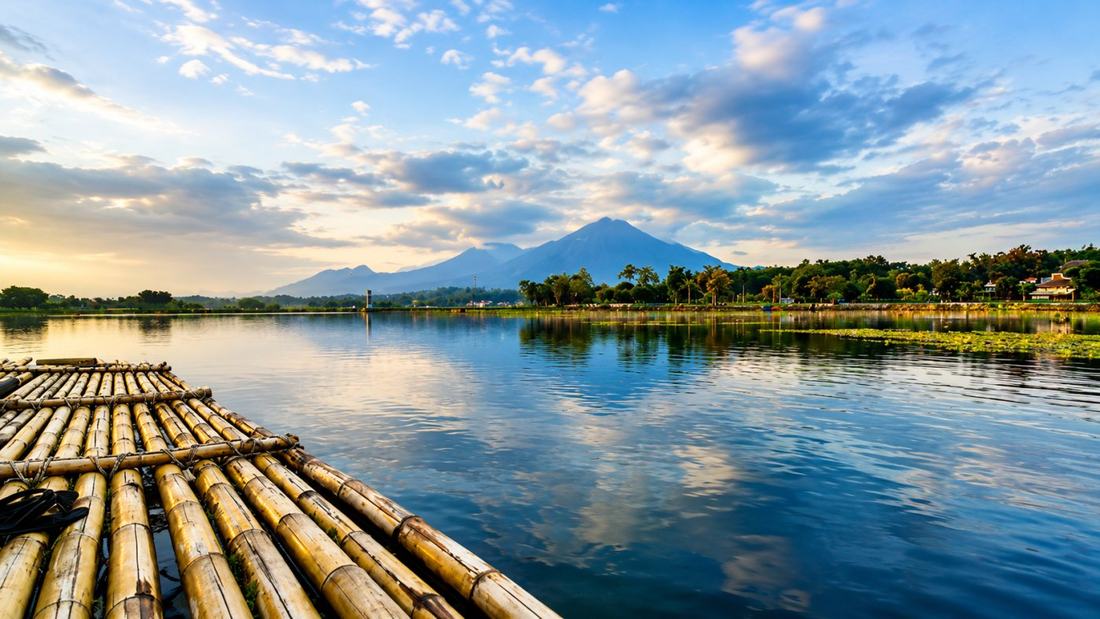 Rakit bambu di Situ Bagendit dengan latar Gunung Guntur