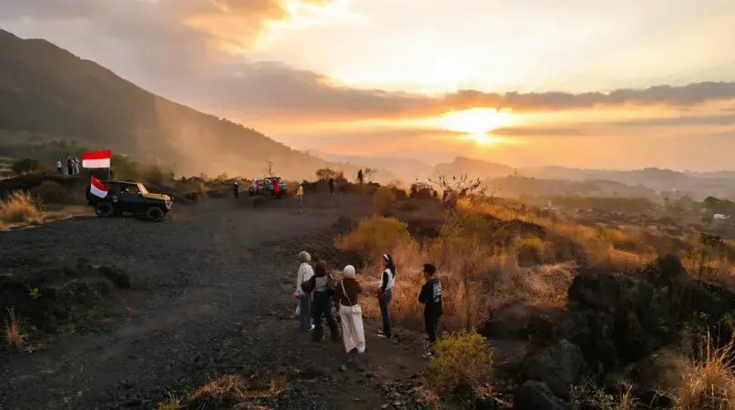Tamu menikmati sunrise di savana Gunung Guntur