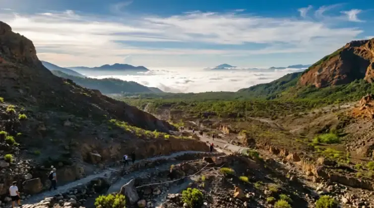 Lembah dan kawah Gunung Papandayan dari jalur pendakian